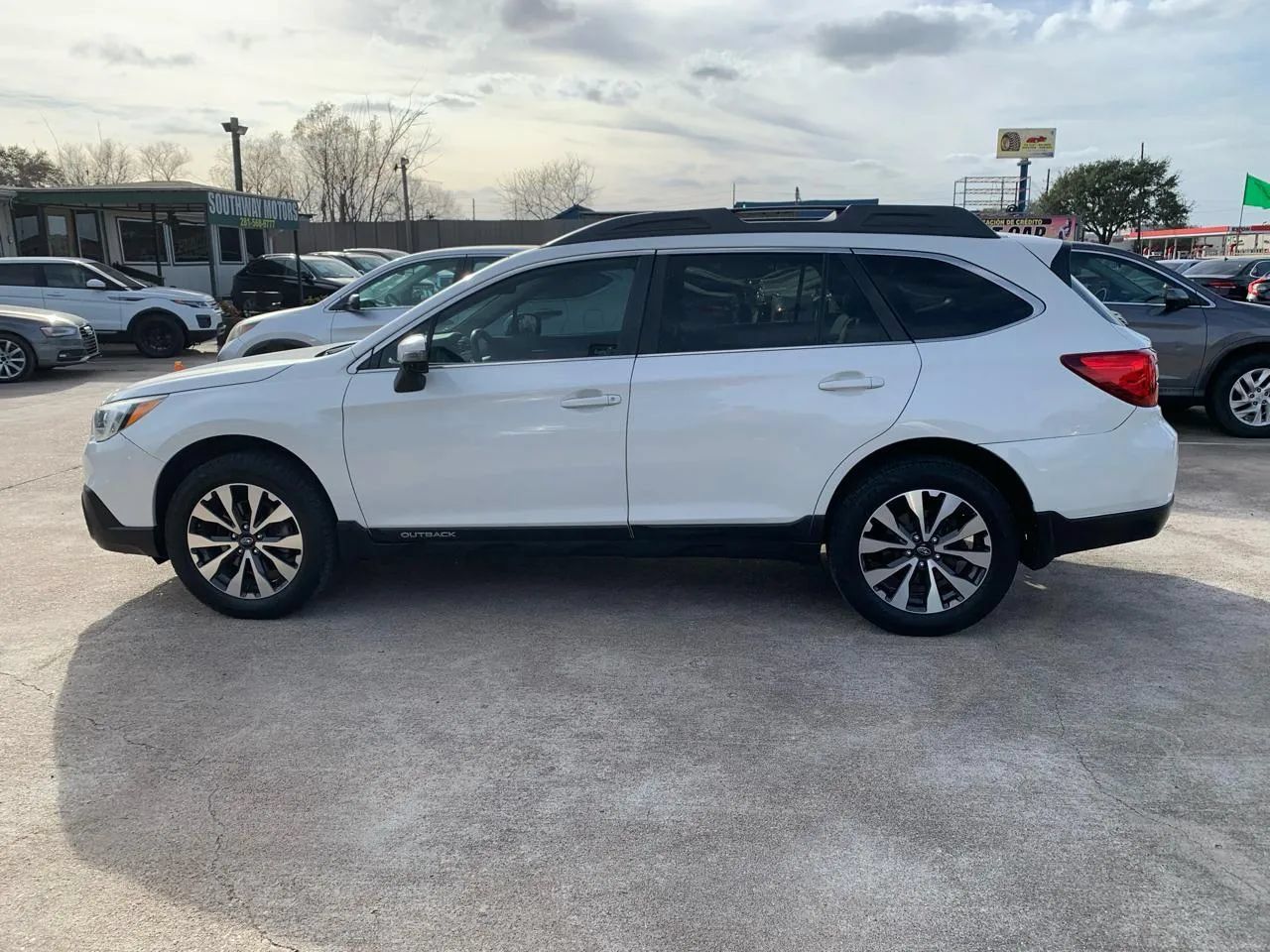 Used 2016 Subaru Outback 2.5i Limited AWD/4WD image 9