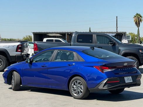 Used 2024 Hyundai Elantra SEL FWD image 2