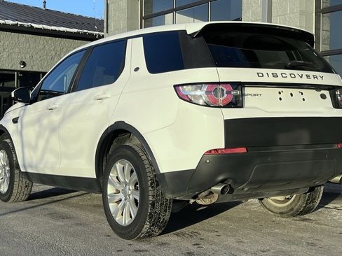 Used 2019 Land Rover Discovery Sport SE image 5