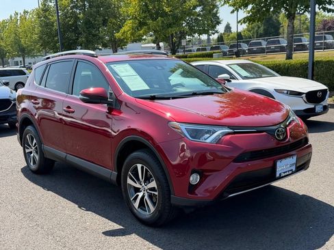 Used 2018 Toyota RAV4 XLE AWD/4WD image 2