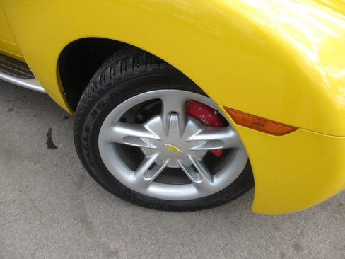 Used 2003 Chevrolet SSR w/ Preferred Equipment Group image 4