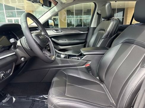 Used 2023 Jeep Grand Cherokee Limited w/ Luxury Tech Group II RWD image 8