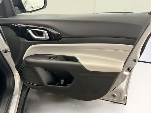 Used 2025 Jeep Compass Limited image 32