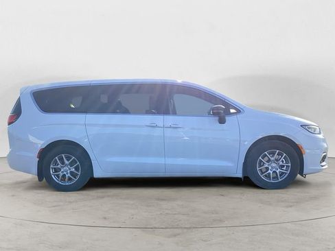 New 2026 Chrysler Pacifica Select image 7