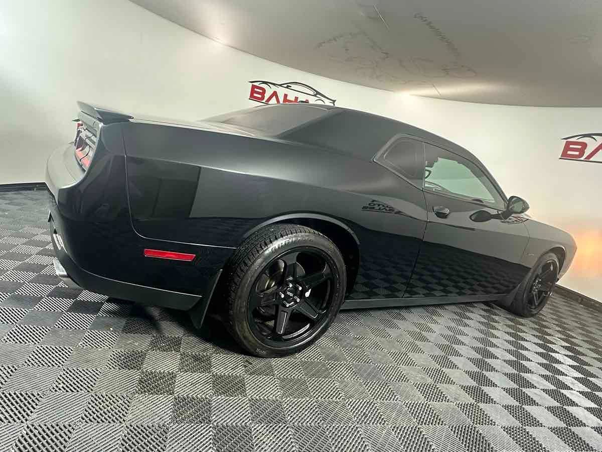 Used 2017 Dodge Challenger R/T RWD image 10