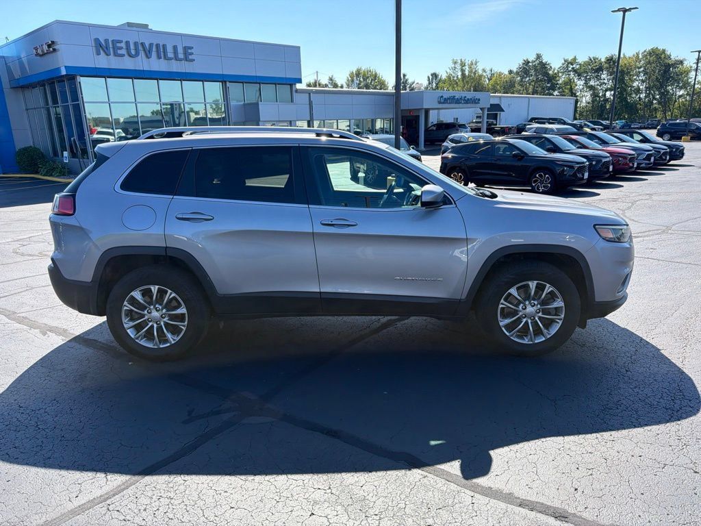 Used 2019 Jeep Cherokee Latitude Plus w/ Cold Weather Group AWD/4WD image 2