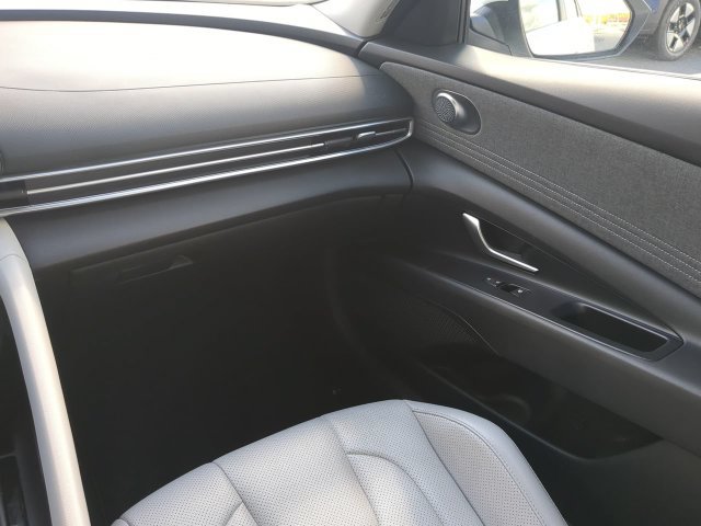 Used 2025 Hyundai Elantra Limited FWD image 15