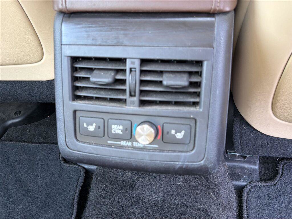 Used 2016 Toyota Avalon Limited w/ Toyota Safety Sense Package FWD image 10