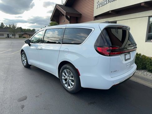 Used 2026 Chrysler Pacifica Select AWD/4WD image 23