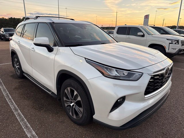 Used 2020 Toyota Highlander XLE FWD image 3