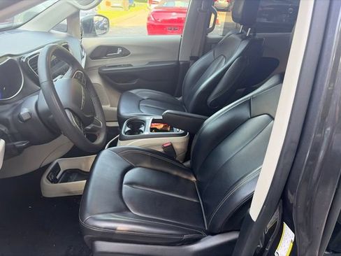 Used 2023 Chrysler Pacifica Touring-L FWD image 11