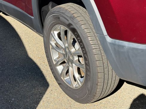 Used 2019 Jeep Cherokee Latitude Plus w/ Cold Weather Group AWD/4WD image 18