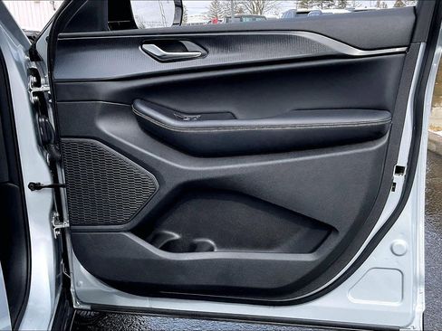 Used 2023 Jeep Grand Cherokee Altitude image 20