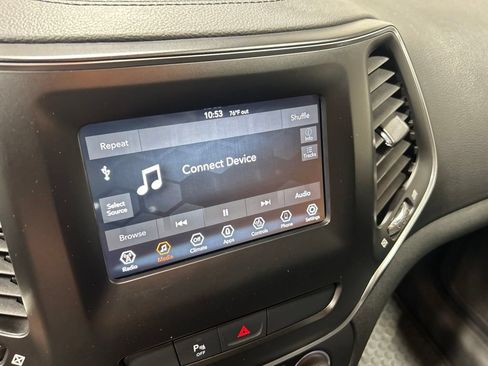 Certified 2019 Jeep Cherokee Latitude Plus AWD/4WD image 35