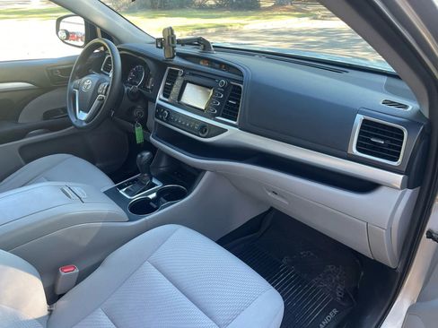 Used 2019 Toyota Highlander LE image 14