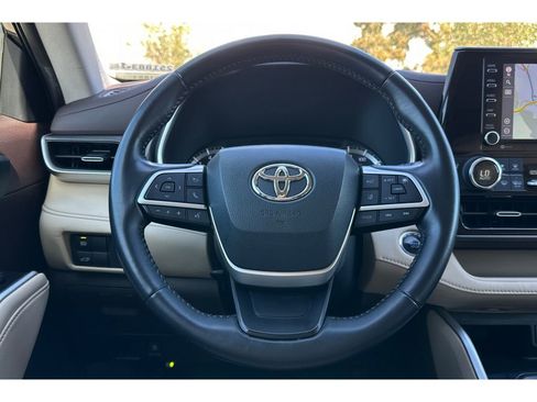 Used 2022 Toyota Highlander XLE image 37