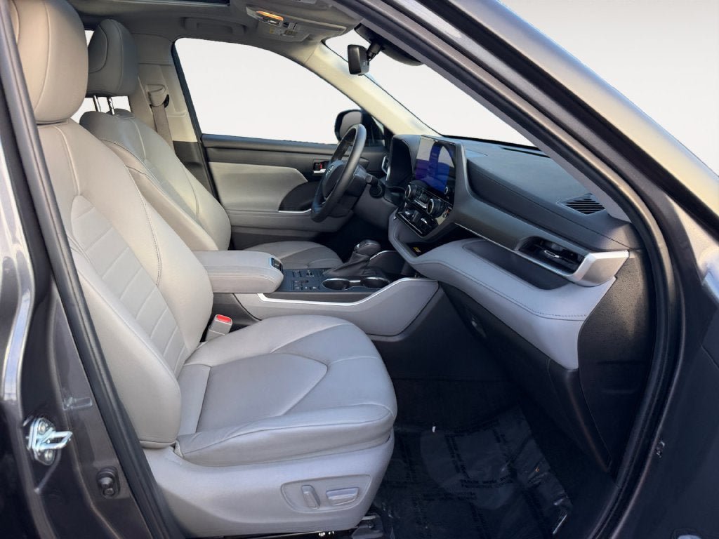 Used 2023 Toyota Highlander XLE AWD/4WD image 24