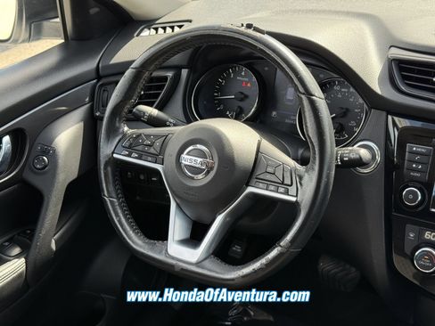 Used 2020 Nissan Rogue SV FWD image 17