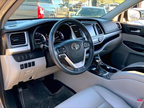 Used 2016 Toyota Highlander XLE image 18