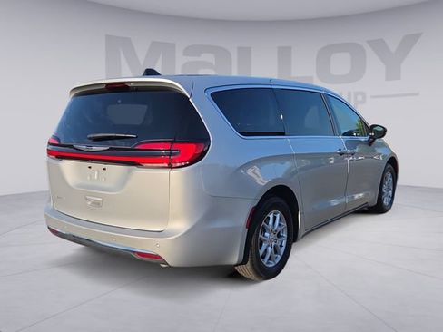 Used 2024 Chrysler Pacifica Touring-L FWD image 5