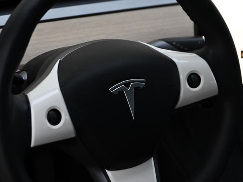 Used 2023 Tesla Model 3 Standard Range image 17