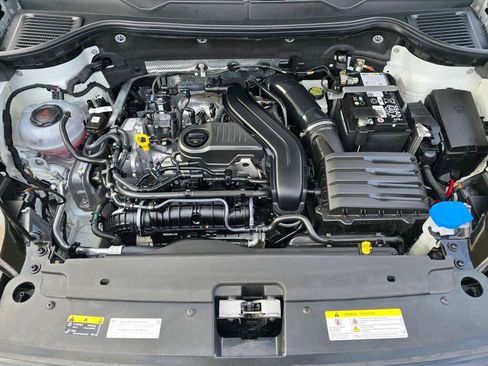 Used 2024 Volkswagen Taos SE AWD/4WD image 9