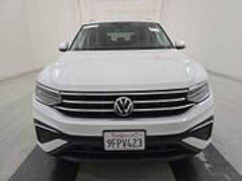 Used 2023 Volkswagen Tiguan SE w/ Panoramic Sunroof Package FWD image 3
