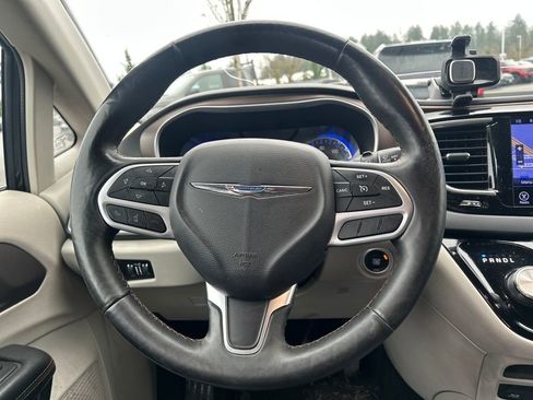 Used 2017 Chrysler Pacifica Touring-L Plus image 18