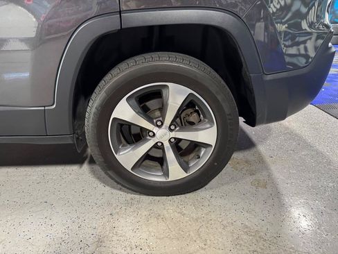 Used 2019 Jeep Cherokee Limited AWD/4WD image 23