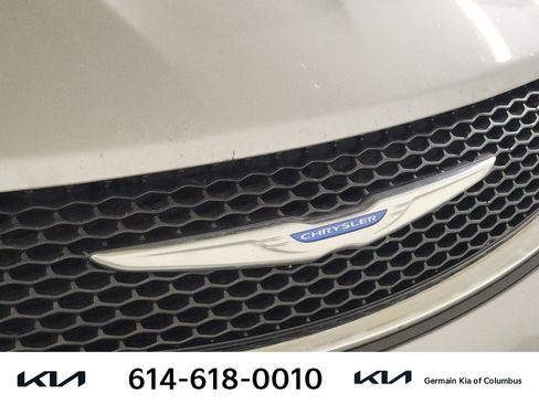 Used 2018 Chrysler Pacifica Touring-L image 13