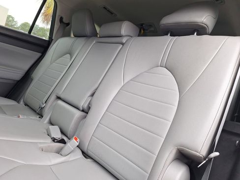 Used 2023 Toyota Highlander XLE image 24