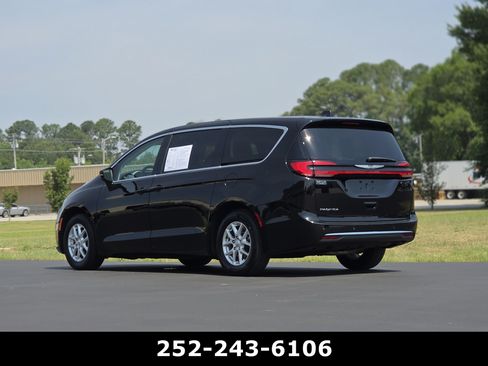 Used 2024 Chrysler Pacifica Touring-L FWD image 5
