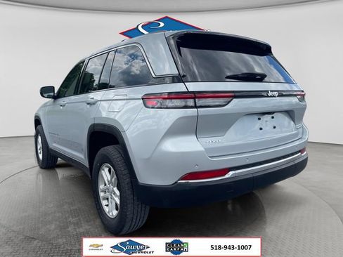 Used 2023 Jeep Grand Cherokee Laredo AWD/4WD image 3