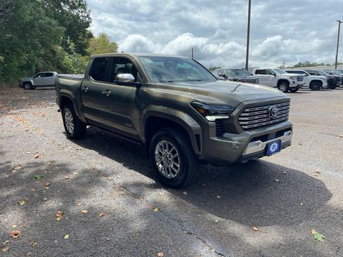 Used 2024 Toyota Tacoma Limited w/ Limited Package (LT) AWD/4WD image 11