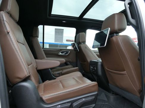 Used 2021 Chevrolet Suburban High Country w/ Premium Package AWD/4WD image 15