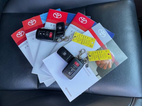 Used 2019 Toyota Highlander XLE AWD/4WD image 46