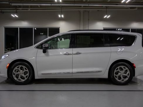 Used 2023 Chrysler Pacifica Limited image 10