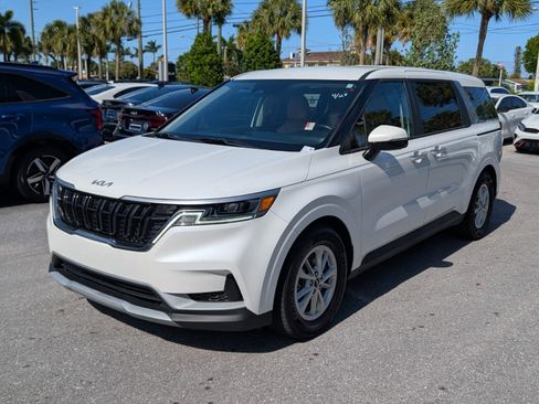 Used 2023 Kia Carnival LX FWD image 3