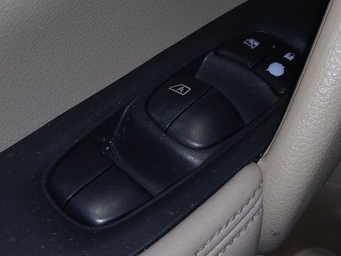 Used 2016 Nissan Rogue SV FWD image 27
