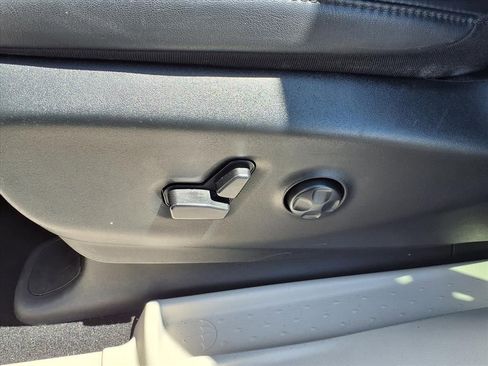 Used 2024 Chrysler Pacifica Touring-L FWD image 5