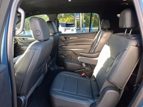 Used 2025 Chevrolet Traverse LT image 18