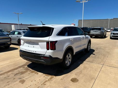 Used 2022 Kia Sorento LX AWD/4WD image 3