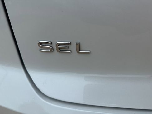 Used 2024 Volkswagen Atlas Cross Sport SEL R-Line image 9