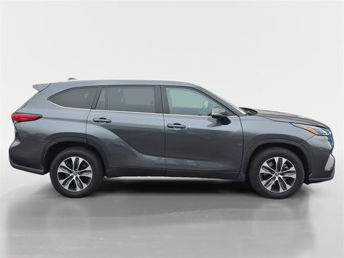 Used 2022 Toyota Highlander XLE image 3