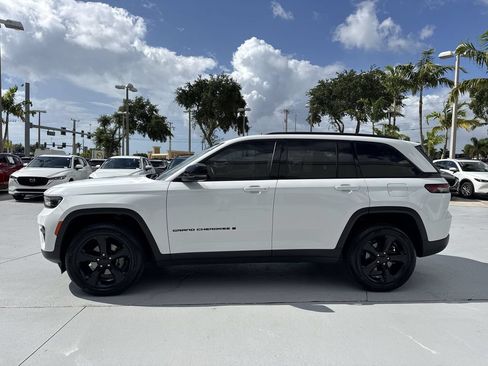 Used 2022 Jeep Grand Cherokee Altitude AWD/4WD image 27