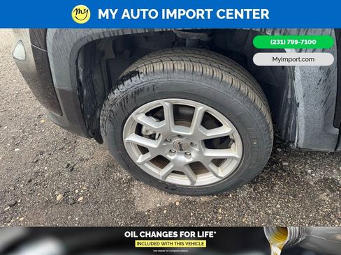 Used 2023 Jeep Renegade Latitude AWD/4WD image 6