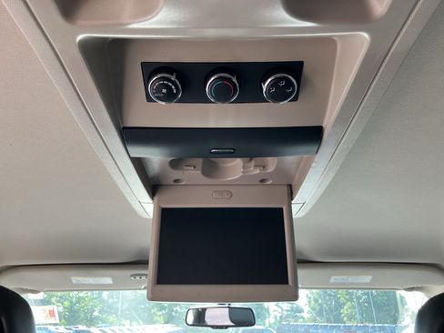 Used 2016 Chrysler Town & Country Touring FWD image 31