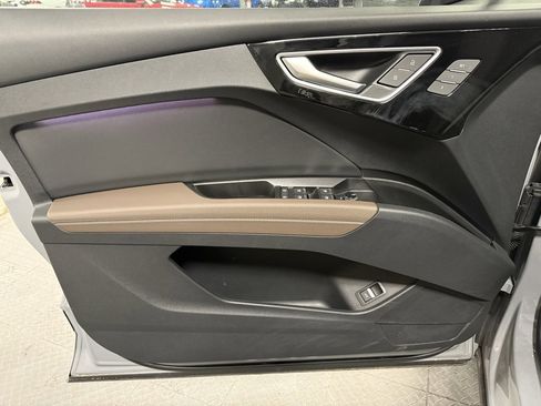 Used 2024 Audi Q4 e-tron Prestige image 8