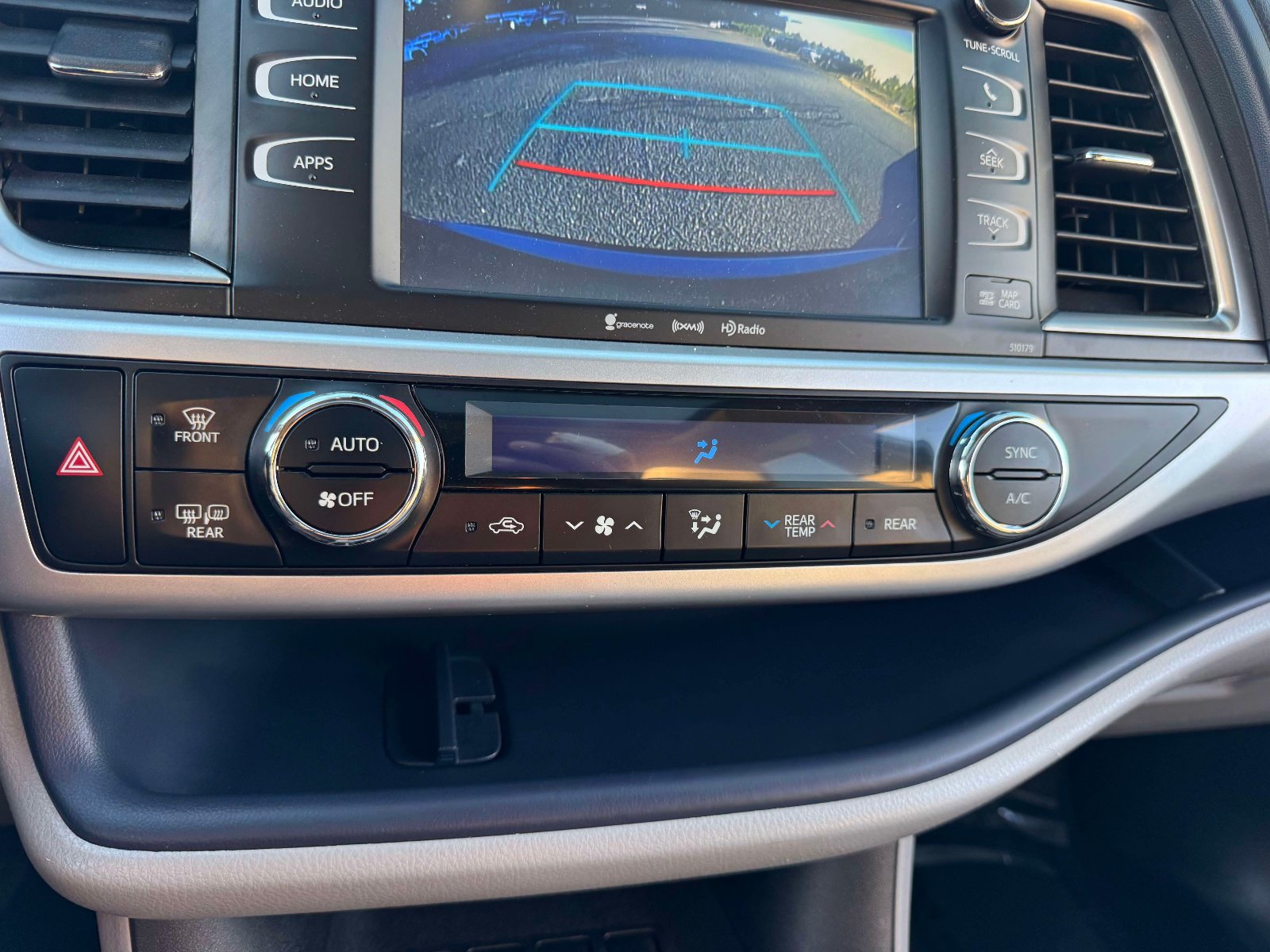 Used 2018 Toyota Highlander XLE AWD/4WD image 30