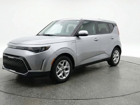 Used 2025 Kia Soul LX w/ LX Technology Package image 3